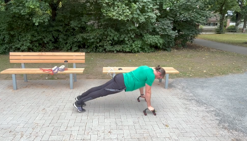 Bild von einer Person, die einen Liegestütz ausführt.
